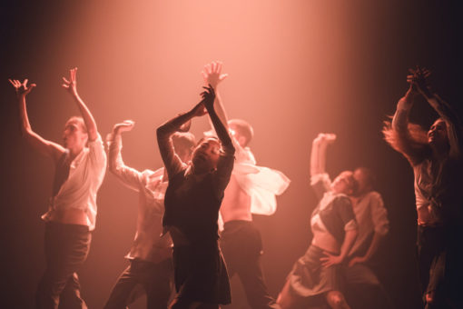 Spectacle de danse "From England with Love" de Hofesh Shechter, programmé au Théâtre de Suresnes Jean Vilar dans le cadre de la saison 24-25