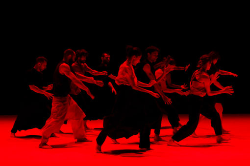 Spectacle "Tendre colère" chorégraphié par Christian et François Ben Aim, Création saison 2024-2025, Pièce pour 10 interprètes. Avec : Eva Assayas, Jamil Attar, Johan Bichot, Alex Blondeau, Rosanne Briens, Chiara Corbetta, Andrea Givanovitch, Jeremy Kouyoumdjian, Emilio Urbina. Programmé au Théâtre de Suresnes Jean Vilar dans le cadre du festival Suresnes Cités Danse 2025.