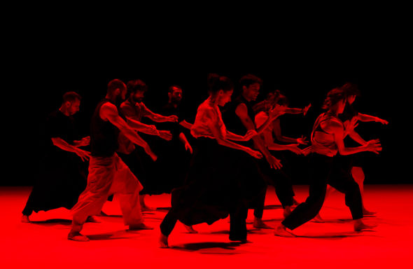 Spectacle "Tendre colère" chorégraphié par Christian et François Ben Aim, Création saison 2024-2025, Pièce pour 10 interprètes. Avec : Eva Assayas, Jamil Attar, Johan Bichot, Alex Blondeau, Rosanne Briens, Chiara Corbetta, Andrea Givanovitch, Jeremy Kouyoumdjian, Emilio Urbina. Programmé au Théâtre de Suresnes Jean Vilar dans le cadre du festival Suresnes Cités Danse 2025.