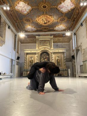 Photo de résidence du spectacle "Bernard" chorégraphié par Allison Faye, programmé dans le cadre du festival Suresnes Cités Danse 2025