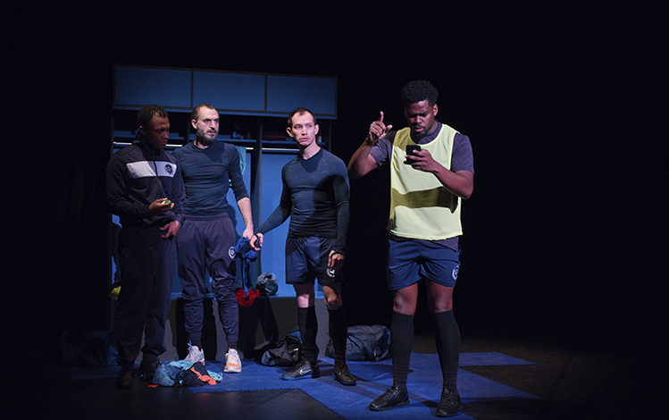 Spectacle "Les Crampons Hommage à Justin Fashanu" de Mona El Yafi et Ayouba Ali, programmé au Théâtre de Suresnes Jean Vilar dans le cadre de la saison 24-25